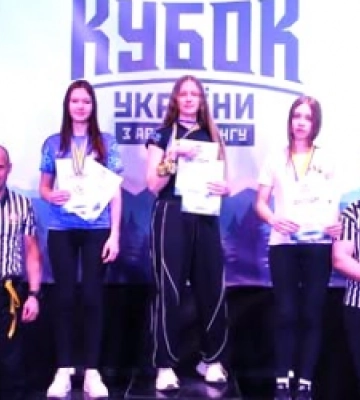 Ліцеїстка із Самбора виборола дві золоті медалі з армреслінгу