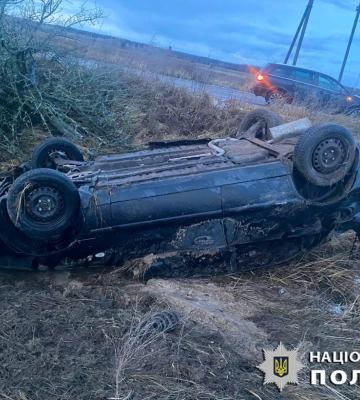 На Київщині легковик на чималій швидкості вилетів у кювет: є загиблий та поранений. ФОТО