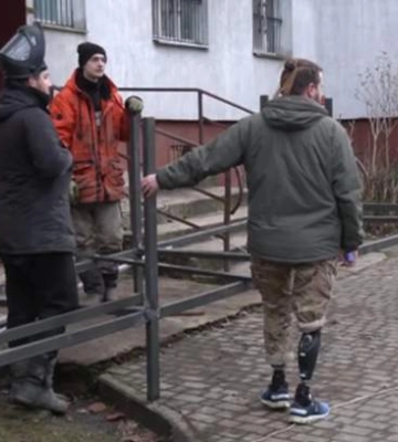 Обіцяли, що зріжуть болгаркою: Садовий втрутився у конфлікт через пандус для військового