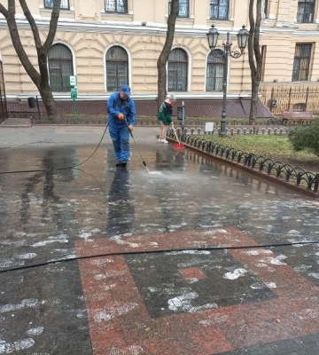 В центрі Одеси комунальники ліквідували наслідки вандалізму