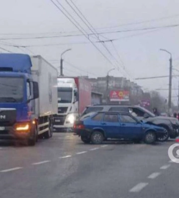 У Дніпрі біля ТРЦ &quot;Караван&quot; не поділили дорогу Ford та Lada (ВІДЕО)
