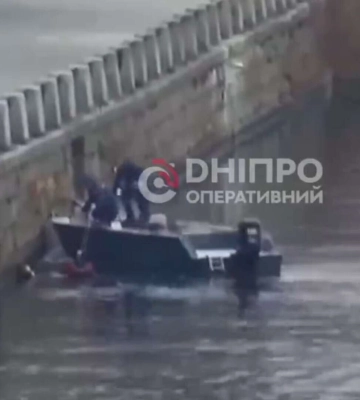 У Дніпрі на набережній біля Храму чоловік ледь не загинув у річці: відео порятунку