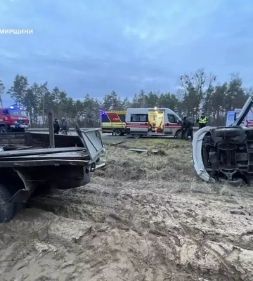 У Житомирському районі рятувальники деблокували з мікроавтобуса постраждалу жінку у ДТП