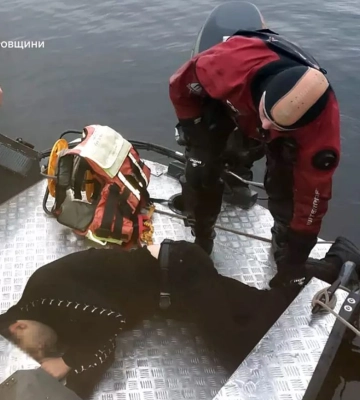 В Днепре на набережной возле Храма мужчина чуть не погиб в реке: видео спасения