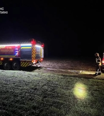 Волинські рятувальники визволяли з багнюки карету швидкої допомоги