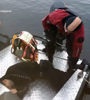 В Днепре на набережной возле Храма мужчина чуть не погиб в реке: видео спасения