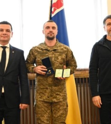 Нагрудний знак «Честь і доблесть Закарпаття» сьогодні вручили понад 20 нашим землякам і рідним загиблих Героїв