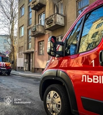У Львові вогнеборці врятували чоловіка, якого вивели під час пожежі з задимленої квартири, - ФОТО, ВІДЕО