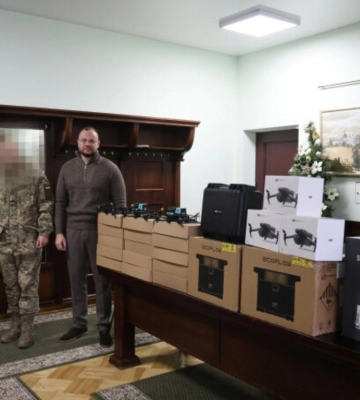 Квадрокоптери, зарядні станції та ретранслятор: військовим передали нову допомогу з Луцька