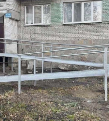 Львів стає доступнішим: на вул. Липова Алея, 1 облаштували пандус Львів стає доступнішим: на вул. Липова Алея, 1 облаштували пандус