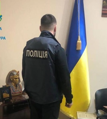 Помощники нотариуса удостоверяли документы, когда он был за границей