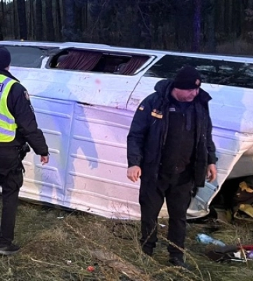 У ДТП за участю мікроавтобуса та вантажівки на Житомирщині постраждали шестеро людей