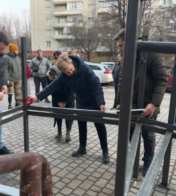 Жителі багатоповерхівки у Львові вимагають прибрати пандус для військового