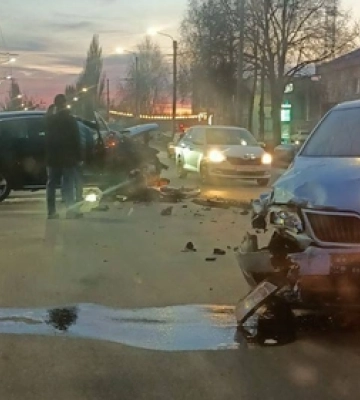 У Луцьку біля заводу «Кромберг» зіткнулися дві автівки 