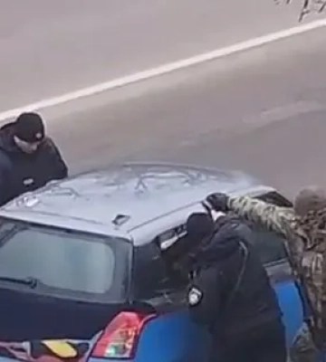 Намагались &quot;викурити&quot; чоловіка і задули салон авто газом: у мережі з&#039;явилось скандальне відео щодо дій ТЦК під Києвом