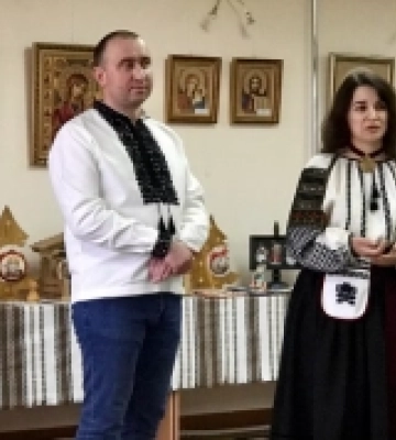 «Барви вишивки та тепло дерева»: сарненські митці презентували виставку у Рівному