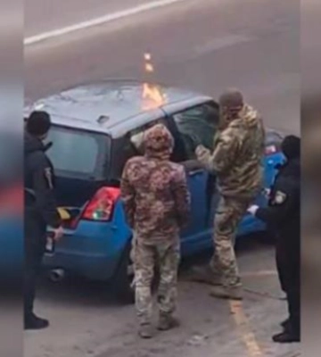 Под Киевом ТЦК и полиция &quot;выкуривали&quot; водителя с авто газом и подожгли