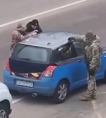 У Вишгороді поліцейські разом з військовими застосували газ проти водія