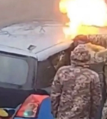 На Киевщине мужчины в военной форме задули газом салон авто и подожгли его