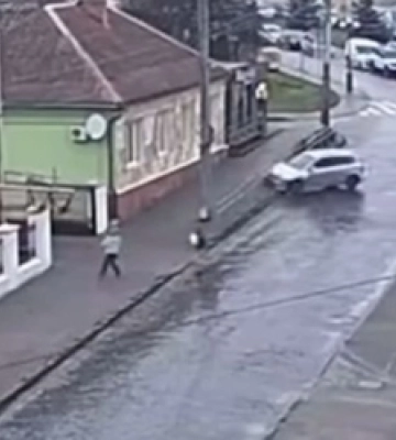 Містична аварія: у Луцьку авто без водія врізалося у металевий паркан (відео)