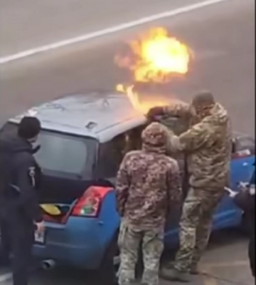 ТЦК і поліція «викурювали» водія з автівки газом і намагались підпалити. Міноборони веде перевірку