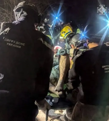 У Кривому Розі з-під завалів після ракетної атаки дістали двох людей