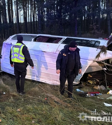 На Житомирщині зіткнулись мікроавтобус та вантажівка: серед травмованих дитина (ФОТО)