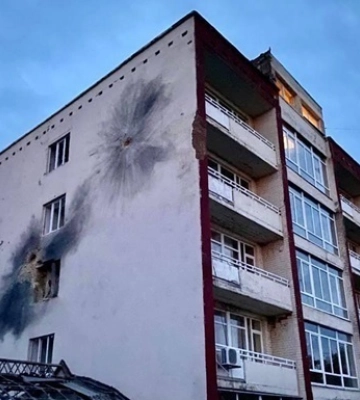 Росіяни масовано обстрілють Херсон, кілька житлових будинків охопила пожежа