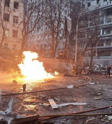 Атака дронів: у Києві уламки пошкодили фасад складського приміщення