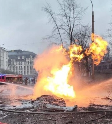 Ракетний удар по Голосіївському району Києва: загорілися автомобілі