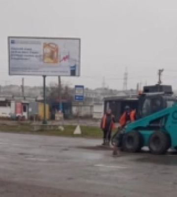 Шляховики здійснюють ремонт ям на дорогах Рівного