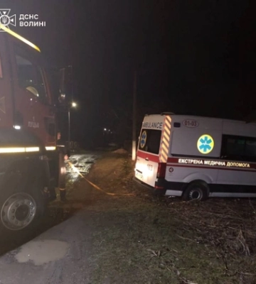 Біля Луцька в болоті застрягла «швидка»