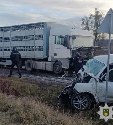 На Львівщині у зіткненні з вантажівкою загинули водій і пасажирка «Nissan Juke»