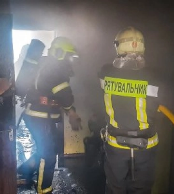 Горить будинок на Ужгородщині: сусіди не залишились осторонь