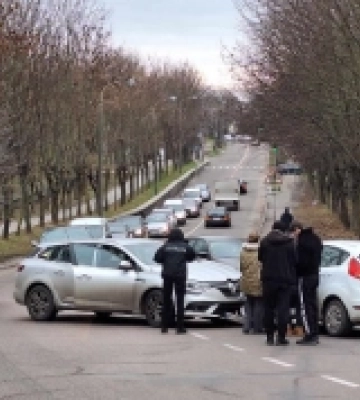 Аварія у Рівному: на перехресті не розминулися автівки