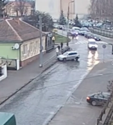 У центрі Луцька авто без водія скотилося з гірки та врізалося у паркан