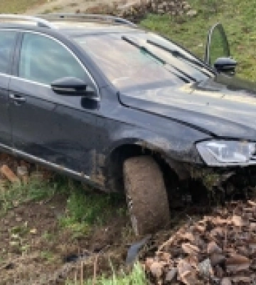 Колеса вгрузли у землю: у Заборолі водій вʼїхав у паркан