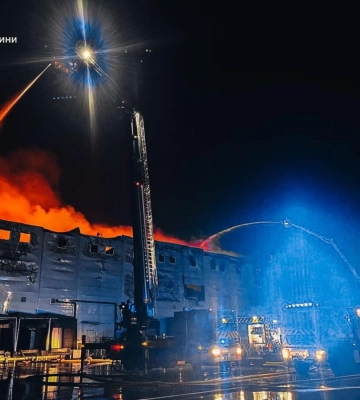 Внаслідок атаки дронами під Києвом спалахнуло складське приміщення площею 15 тисяч квадратів