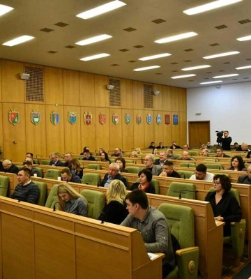 Почали з хвилини мовчання, вручення грамот і передачі вогню: Депутати Рівненської облради зібралися на чергову сесію&amp;hellip;
