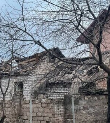 Наслідки ракетного удару по Кривому Рогу: у лікарнях залишаються двоє людей, яких дістали з-під завалів зруйнованого будинку. ФОТОрепортаж