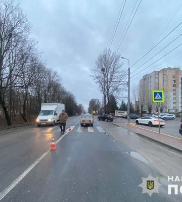 У Тернополі літній пішохід потрапив до машини швидкої допомоги просто з пішохідного переходу