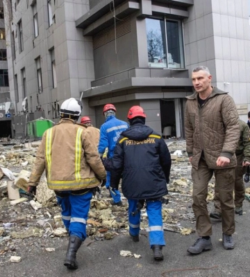 Мэр Киева уточнил количество пострадавших и показал новые фото последствий атаки