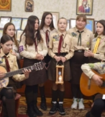 Пластуни Дубна передали Вифлеємський вогонь миру до міської ради