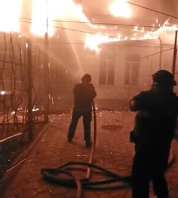 Рашисти скинули з дрона снаряд на будинок у Херсоні: була пожежа. ФОТО