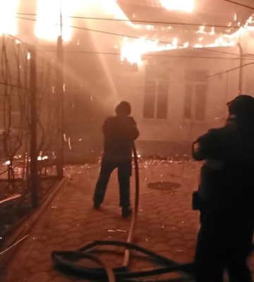 Вночі в одному з будинків Херсона унаслідок дронової атаки спалахнула пожежа