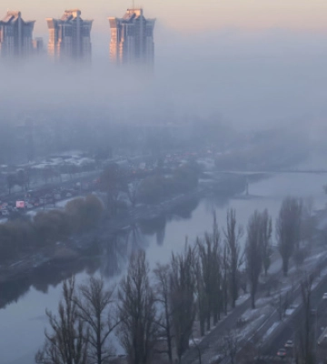 Київ накрив густий туман, на дорогах - ожеледиця
