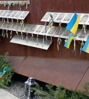 Меморіал Героїв Небесної Сотні у Львові прикрасили різдвяними вінками