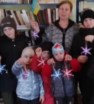 У сільській бібліотеці на Кіровоградщині запрацювала майстерня новорічних див. ФОТО