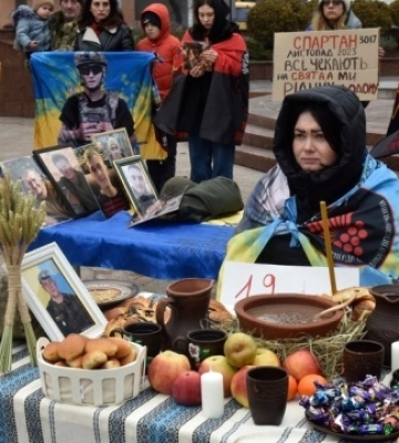 &quot;Біль чекання сильніший за свято&quot;: у Вінниці пройшла акція на підтримку зниклих безвісти захисників