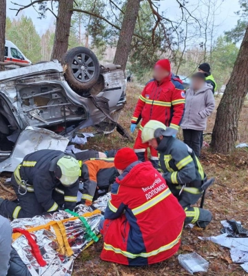 Авто з'їхало у кювет і перекинулося: на Волині у ДТП загинула жінка